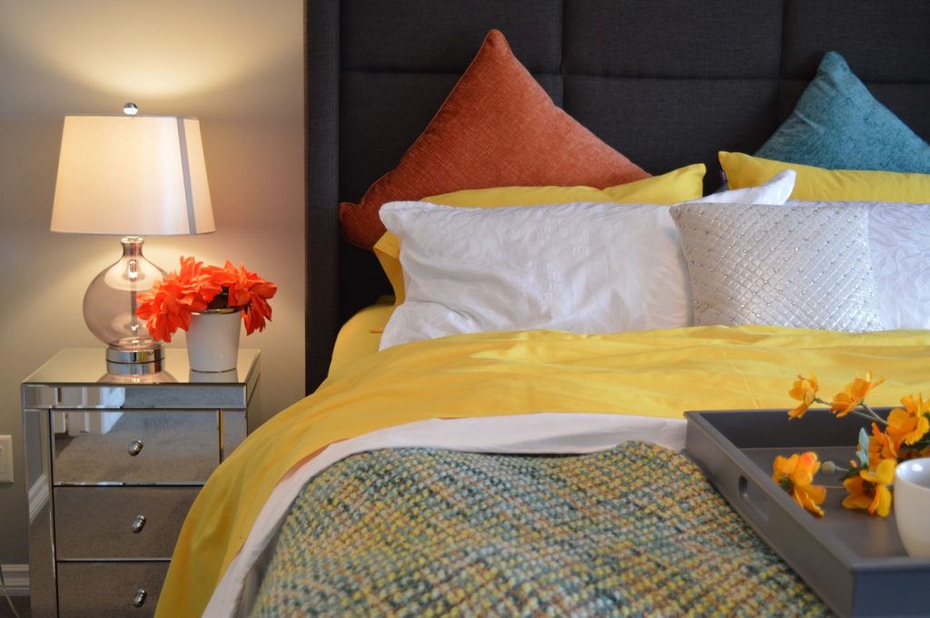 Bed Bedroom Lamp Bedside Pillows - ErikaWittlieb / Pixabay