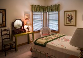 Bedroom Guest Room Bed Chamber - JamesDeMers / Pixabay