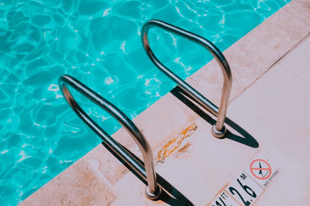Čistý bazén vám zajistí třeba i sluneční záření