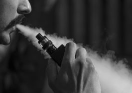 Eliquid Ejuice Electronic Cigarette  - sarahjohnson1 / Pixabay