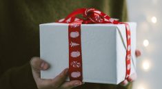 Gift Christmas Gift Surprise  - ksyfffka07 / Pixabay