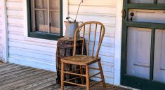 Porch Vintage Chair Old House  - Ray_Shrewsberry / Pixabay