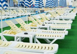 Sunbeds Pool Yellow Blue Rich - Engin_Akyurt / Pixabay