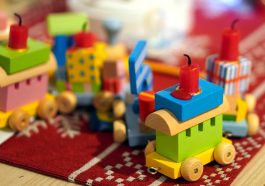 Train Candle Toys Wood  - matthiasboeckel / Pixabay